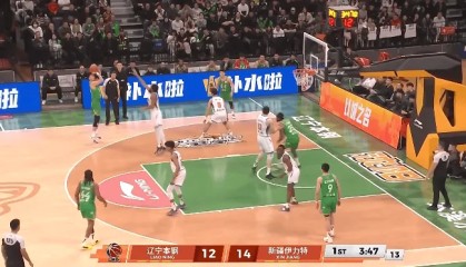 李晓旭替补上场后接球三分投进，辽宁15-14反超领先新疆