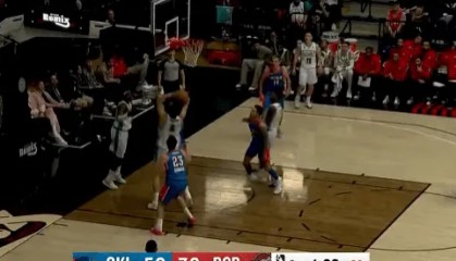 PG电子模拟器-杨瀚森张开长臂再次奋力抢到进攻篮板，半场已抢到10个篮板